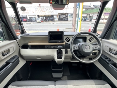 新型N-BOX(ホンダ)届出済未使用車 後席から見た前席