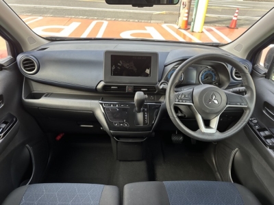 ekクロス(三菱)中古車 後席から見た前席