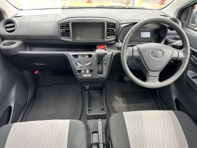 ミライースのOEM(ダイハツ)中古車 後席から見た前席