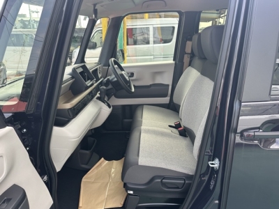 新型N-BOX(ホンダ)届出済未使用車 前席内装