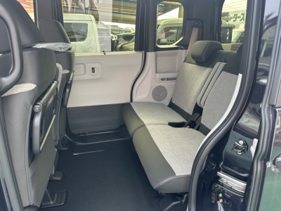 新型N-BOX(ホンダ)届出済未使用車 後席内装