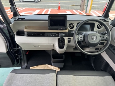 新型N-BOX(ホンダ)届出済未使用車 後席から見た前席