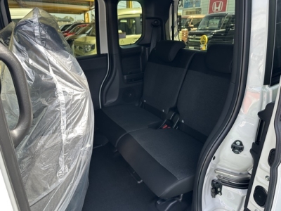 新型N-BOX(ホンダ)届出済未使用車 後席内装