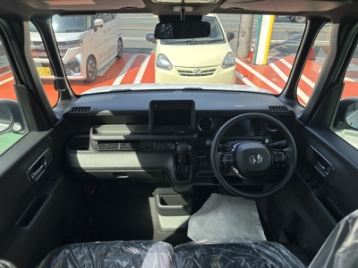 新型N-BOX(ホンダ)届出済未使用車 後席から見た前席