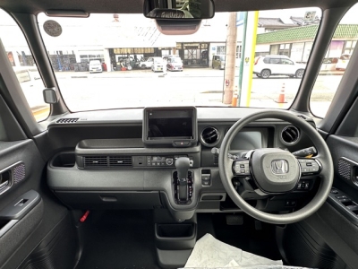 新型N-BOX(ホンダ)届出済未使用車 後席から見た前席