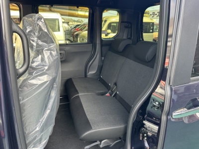 新型N-BOX(ホンダ)届出済未使用車 後席内装