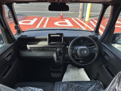 新型N-BOX(ホンダ)届出済未使用車 後席から見た前席