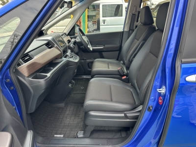 フリード(ホンダ)中古車 前席内装