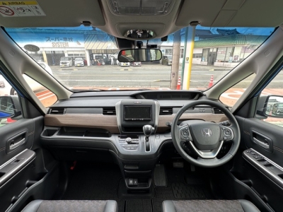 フリード(ホンダ)中古車 後席から見た前席
