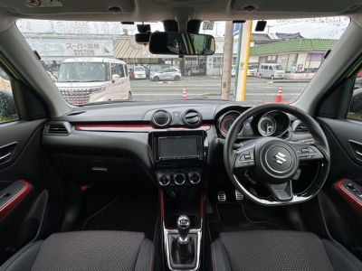 スイフトスポーツ(スズキ)中古車 後席から見た前席