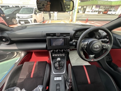 GR86(トヨタ)中古車 後席から見た前席
