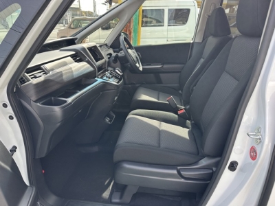 フリード+(ホンダ)中古車 前席内装