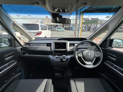 フリード+(ホンダ)中古車 後席から見た前席