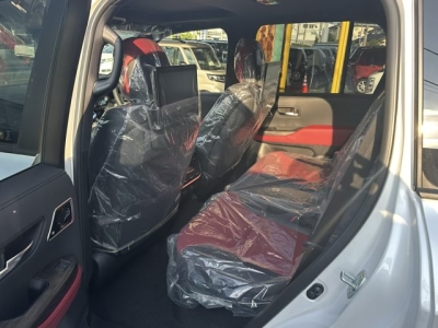 ランドクルーザー(トヨタ)登録済未使用車 後席内装