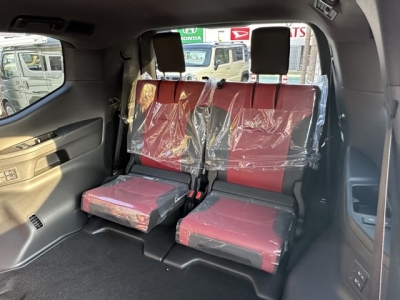 ランドクルーザー(トヨタ)登録済未使用車 後席から見た前席