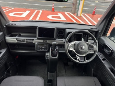N-VAN(ホンダ)届出済未使用車 後席から見た前席