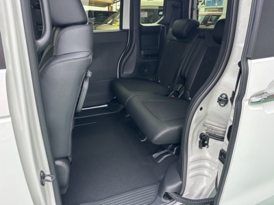新型N-BOX(ホンダ)届出済未使用車 後席内装