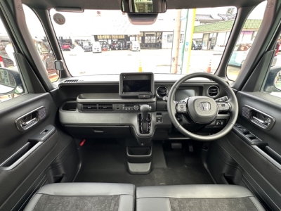 新型N-BOX(ホンダ)届出済未使用車 後席から見た前席