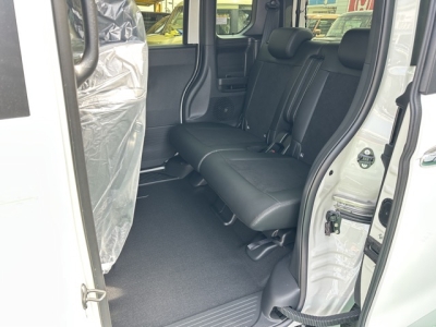 新型N-BOX(ホンダ)届出済未使用車 後席内装