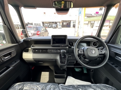新型N-BOX(ホンダ)届出済未使用車 後席から見た前席