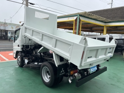 キャンター(三菱)登録済未使用車 後方