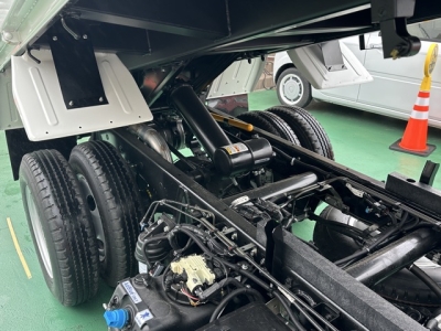キャンター(三菱)登録済未使用車 後席から見た前席