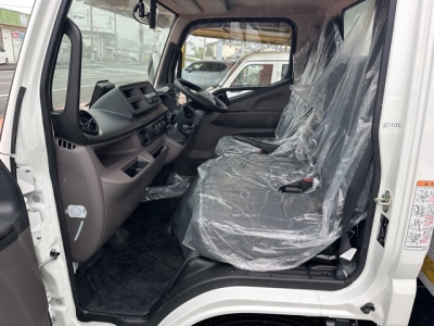 キャンター(三菱)登録済未使用車 内外装写真