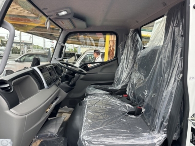 キャンター(三菱)登録済未使用車 後席内装