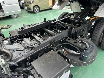 キャンター(三菱)登録済未使用車 後席から見た前席