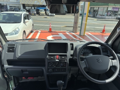 キャリートラック(スズキ)届出済未使用車 後席から見た前席
