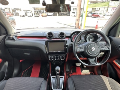 スイフトスポーツ(スズキ)中古車 後席から見た前席