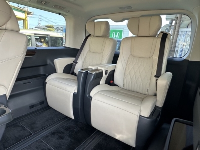 グランエース(トヨタ)中古車 後席から見た前席