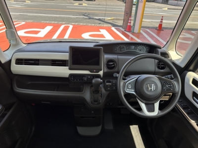 N-BOX(ホンダ)中古車 後席から見た前席