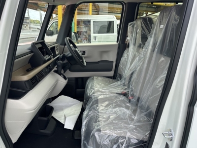 新型N-BOX(ホンダ)届出済未使用車 前席内装