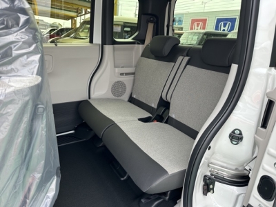 新型N-BOX(ホンダ)届出済未使用車 後席内装