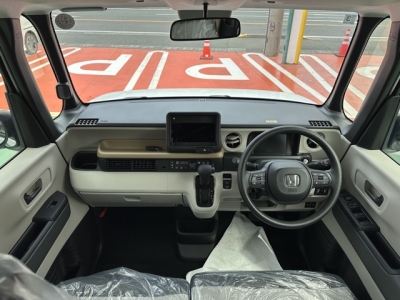 新型N-BOX(ホンダ)届出済未使用車 後席から見た前席