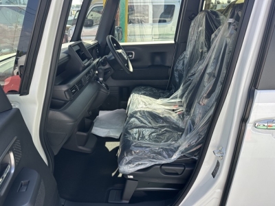 新型N-BOX(ホンダ)届出済未使用車 前席内装