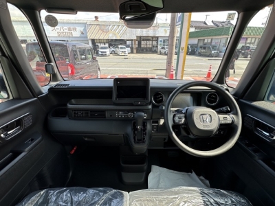 新型N-BOX(ホンダ)届出済未使用車 後席から見た前席