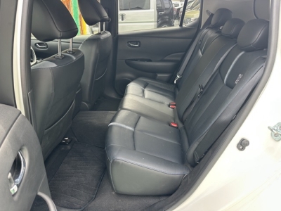 リーフ(ニッサン)中古車 後席内装