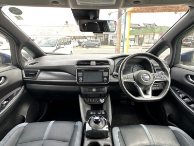リーフ(ニッサン)中古車 後席から見た前席