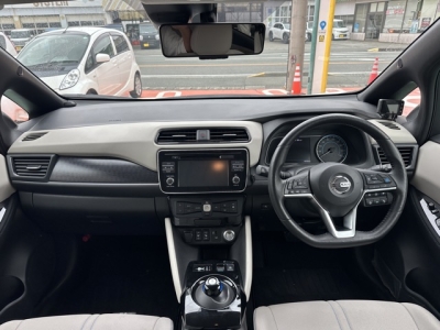 リーフ(ニッサン)中古車 後席から見た前席