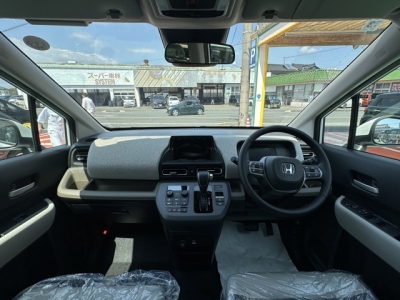 新型フリード(ホンダ)登録済未使用車 後席から見た前席