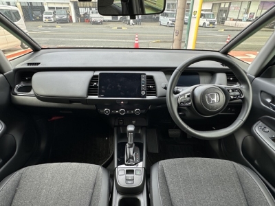 フィット(ホンダ)中古車 後席から見た前席