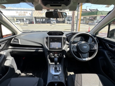 インプレッサスポーツ(スバル)中古車 後席から見た前席