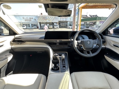 クラウンクロスオーバー(トヨタ)中古車 後席から見た前席
