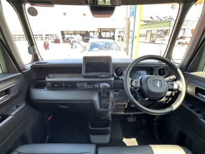 新型N-BOX(ホンダ)届出済未使用車 後席から見た前席