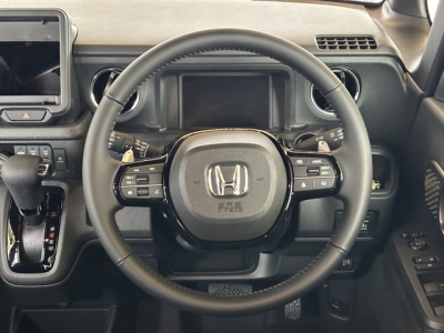 新型N-BOX(ホンダ)届出済未使用車 後席から見た前席