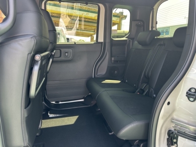 新型N-BOX(ホンダ)届出済未使用車 後席内装
