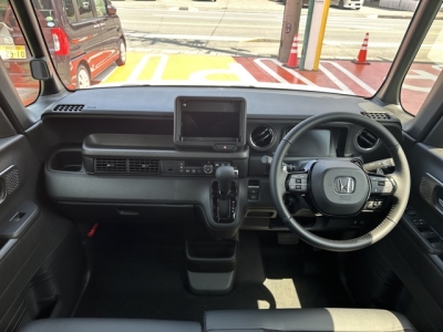 新型N-BOX(ホンダ)届出済未使用車 後席から見た前席