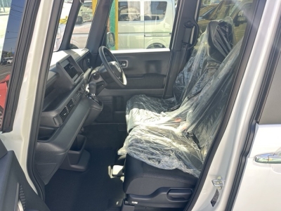 新型N-BOX(ホンダ)届出済未使用車 前席内装